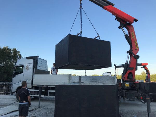 Załadunek atestowanych szamb betonowych w Krośnie specjalistycznym sprzętem